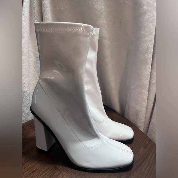 RAID Saylor block heel sock boot in white patent - Picture 7 of 9